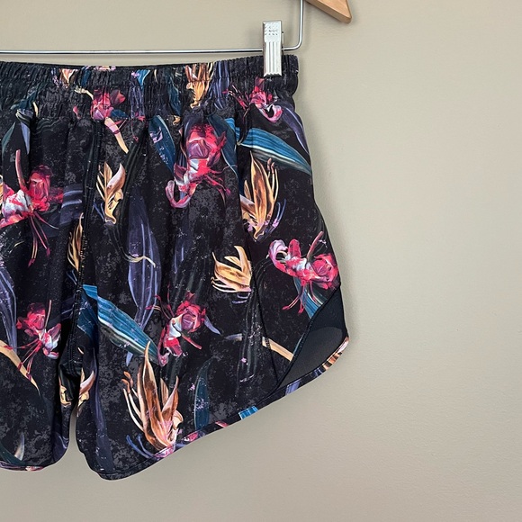 {Lululemon} Hotty Hot Low-Rise Lined Short 4" in Veiled Floral Black Multi - Picture 6 of 12